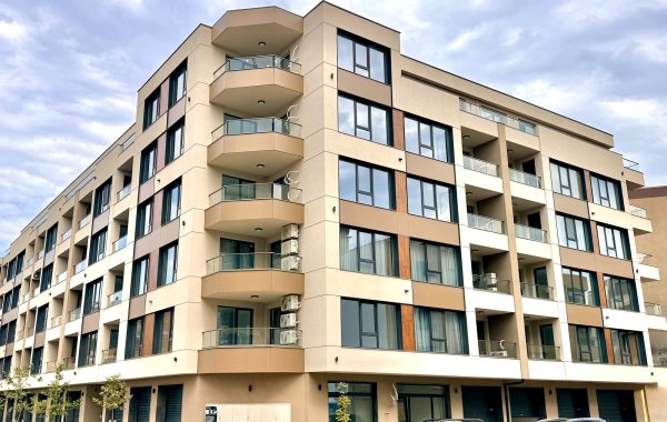 Завършената сграда InterHomes I в Поморие след получаване на Акт 16