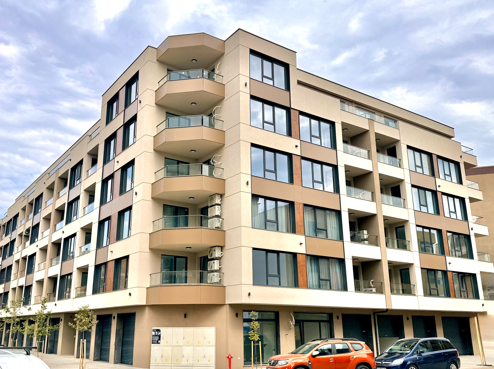 Завършената сграда InterHomes I в Поморие след получаване на Акт 16